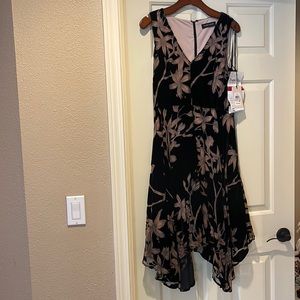 Floral velvety dress. Size 6 NWT